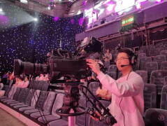 每台机位各司其职：主机位框住全景