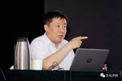 19岁的京剧演员王阳阳在为晚上的演做热身活动