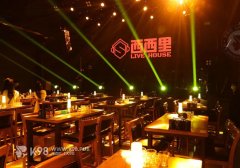 它对看台观众和场地观众声音一致性上起到很大