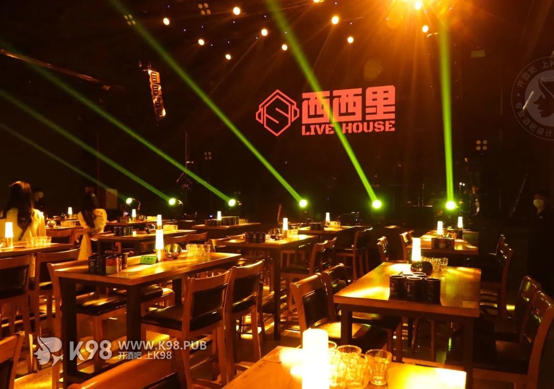 它对看台观众和场地观众声音一致性上起到很大作用