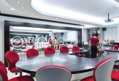 米齐的培训室后面有两个展示架