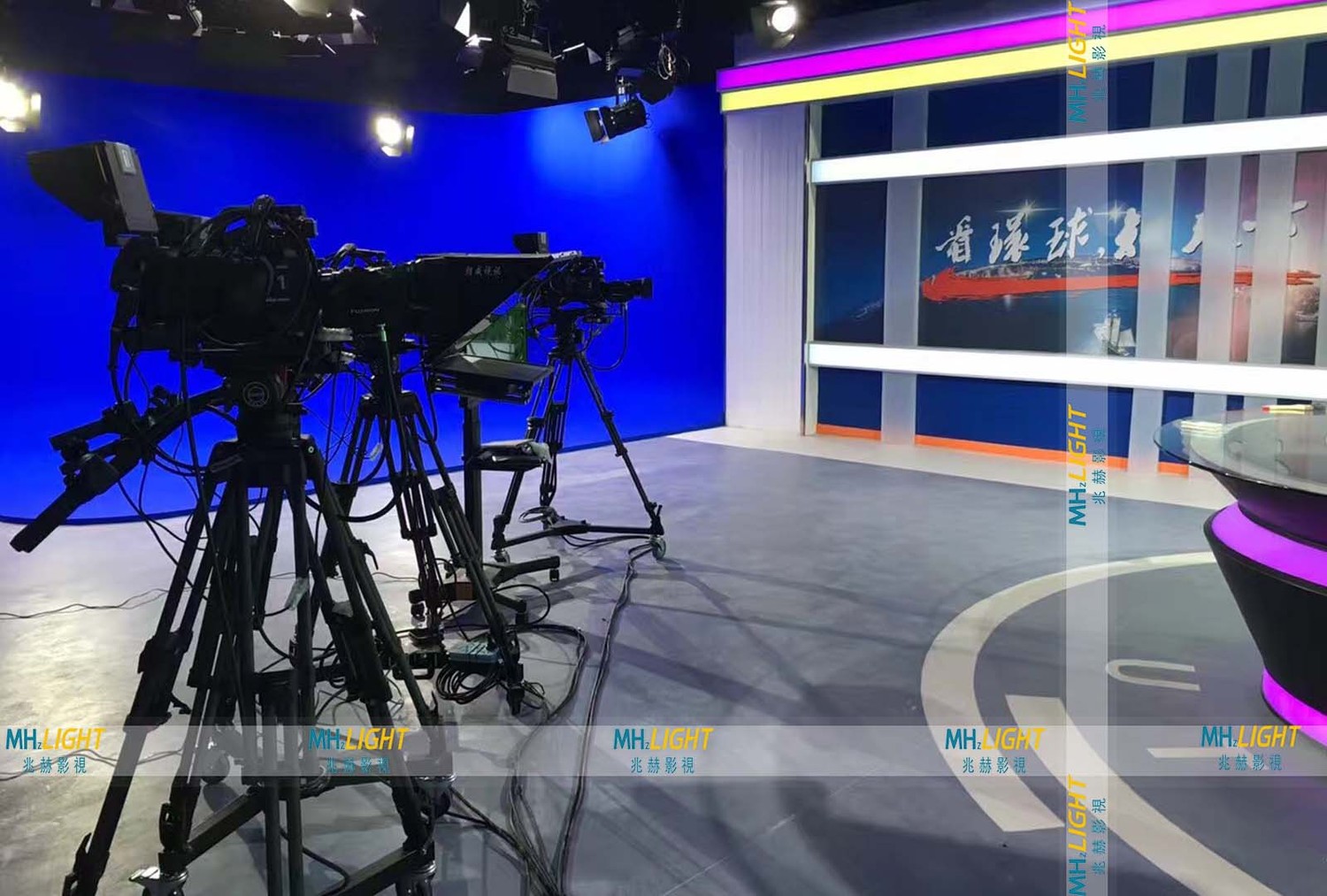 然后就是道具制作、布景搭建、灯光音响等多个方面