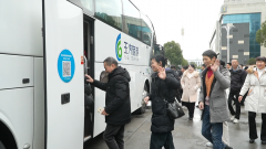 还送上包含藤桥熏鸡等温州特产的新春礼包