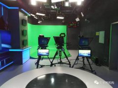 耿振华都与一线职工亲切握手、合影留念