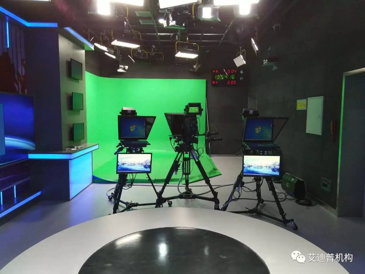 耿振华都与一线职工亲切握手、合影留念