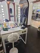 配合雪花飘落的特效与破碎感眼神