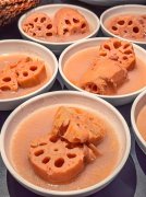 避免儿童演员被鱼刺卡到；还准备了餐、素食餐