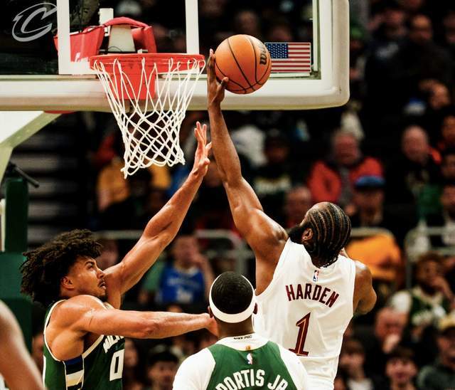 哈登爆发率队首节领先 雄鹿三分雨逆转骑士