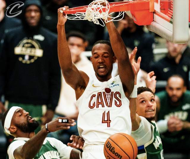 哈登爆发率队首节领先 雄鹿三分雨逆转骑士