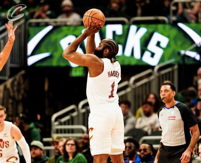 哈登爆发率队首节领先 雄鹿三分雨逆转骑士