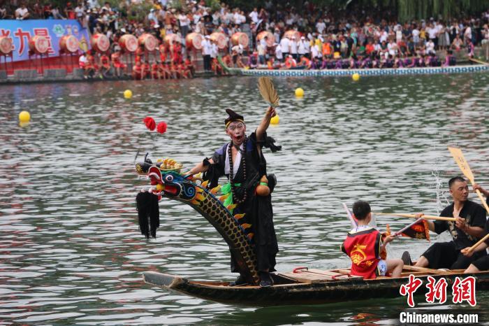 镇远阳河上十一支龙舟队竞逐民体杯，展现独竹