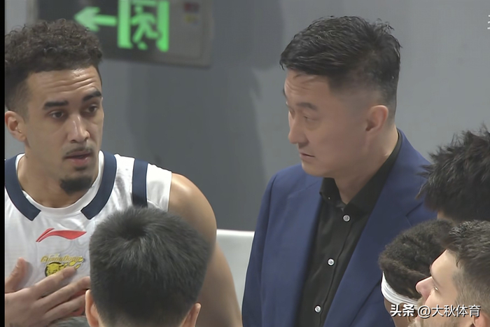 京粤季后赛鏖战：广东半场领先终遭逆转，拉科